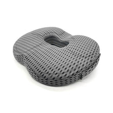 Încarcă imaginea în vizualizatorul Galerie, Perna ortopedica pentru sezut din spuma cu memorie, greutate maxima 100 de kg, model antiperspirant, maner pentru transport, husa cu model, partea inferioara aderenta, 43 x 38 x 7 cm